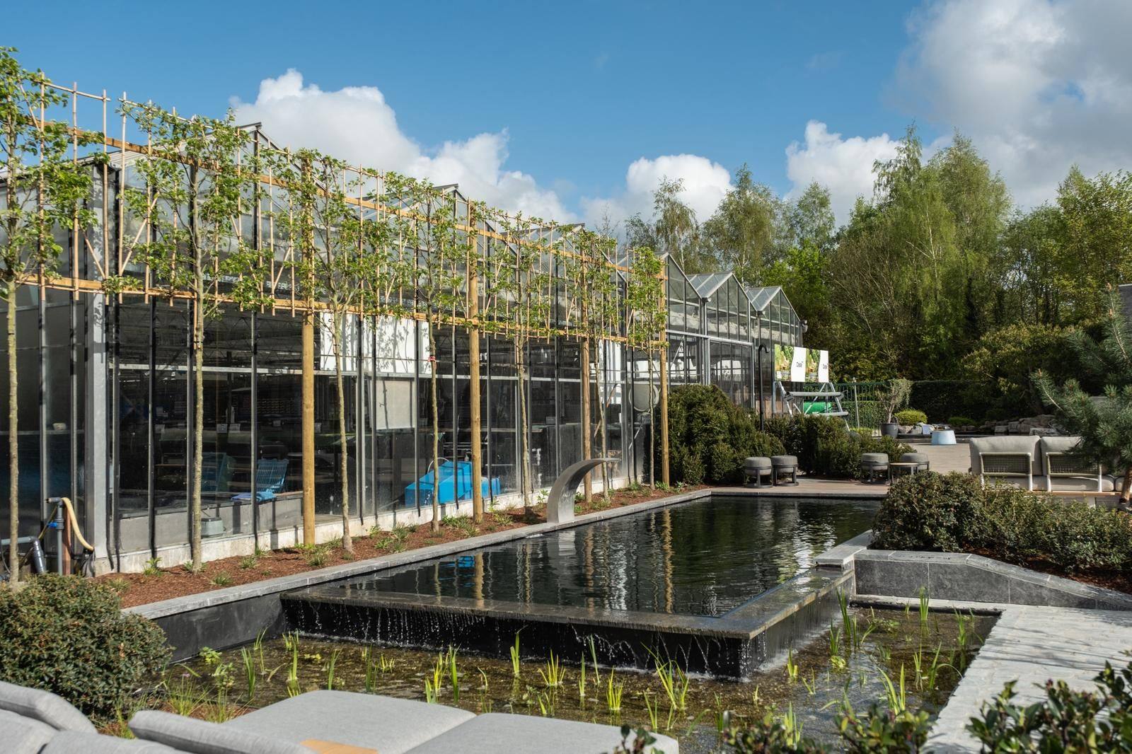 Showroomtuin Vijvers Verelst - Heist-op-den-Berg Showroomtuin van Vijvers Verelst in Heist-op-den-Berg met serres, vijverpartij en aangelegde beplanting
