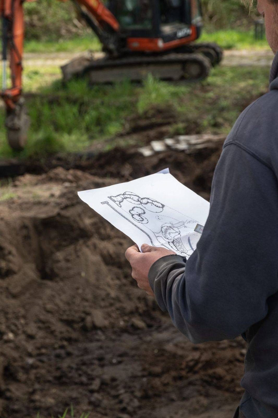 Tuinontwerp wordt op de werf afgestemd met de graafmachine op de achtergrond