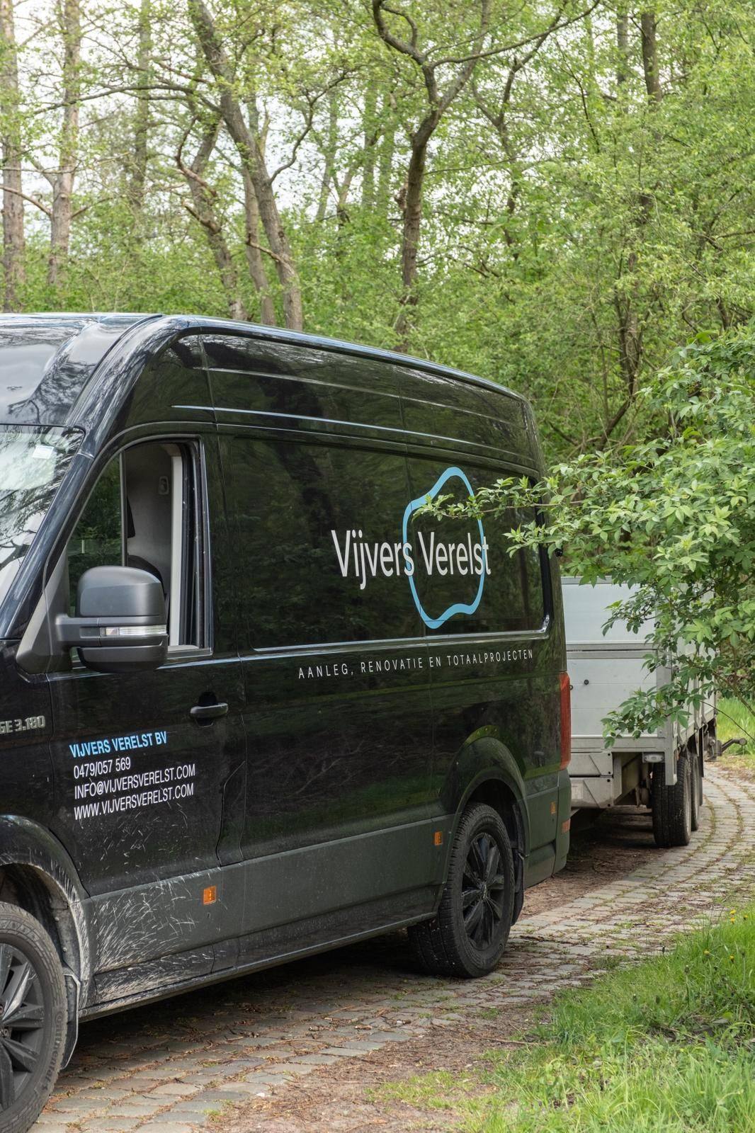 Vijvers Verelst bestelwagen onderweg naar een werf in de Kempen